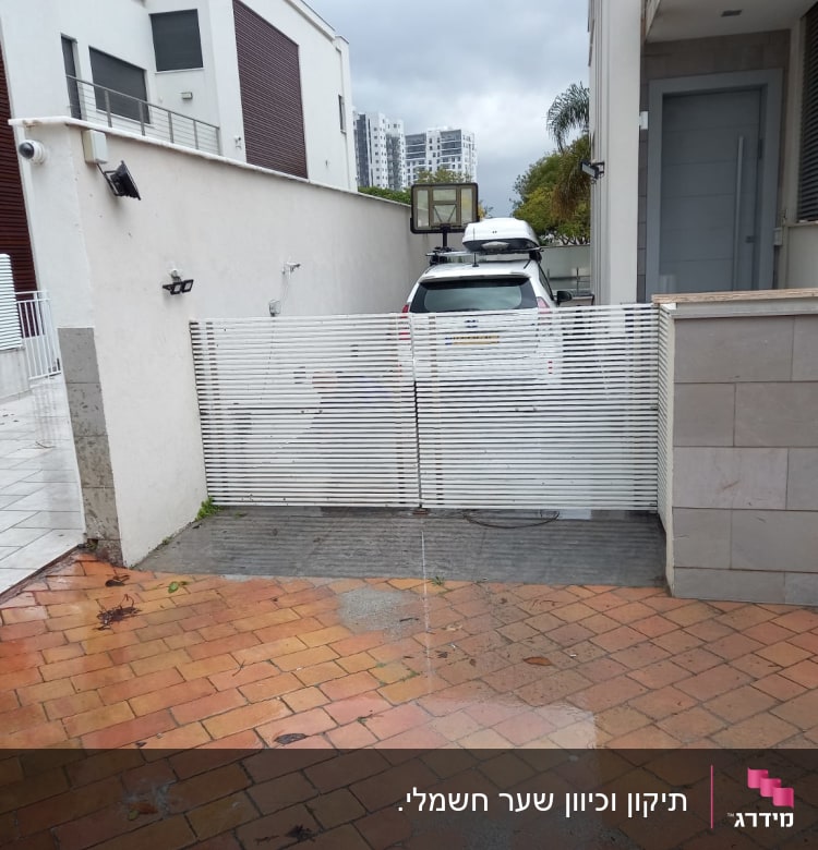 תיקון וכיוון שער חשמלי.